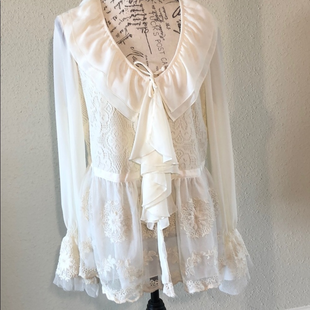 Romantic off-white lace blouse size 14/16